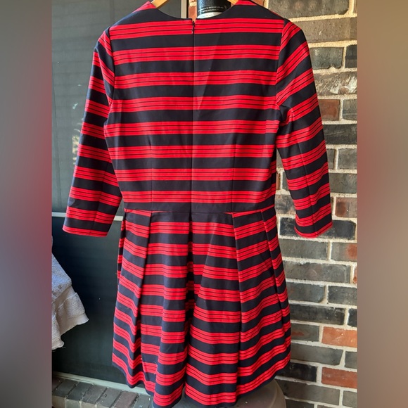 Gap Striped Fit and Flare Dress with pockets size 8 - Picture 3 of 8